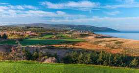 Cabot Cliffs 2nd Hole Photo by Larry Lambrecht