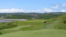 Approach shot into the par four 7th