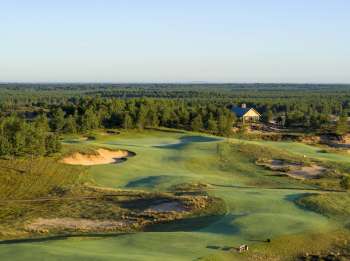 Par 3 17th hole. Photo by Evan Schiller